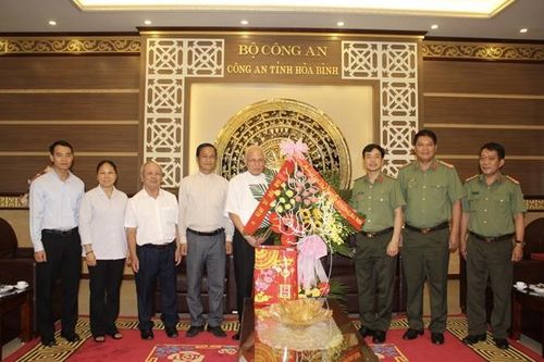 Đoàn Giáo xứ Hòa Bình thăm và chúc mừng Công an tỉnh