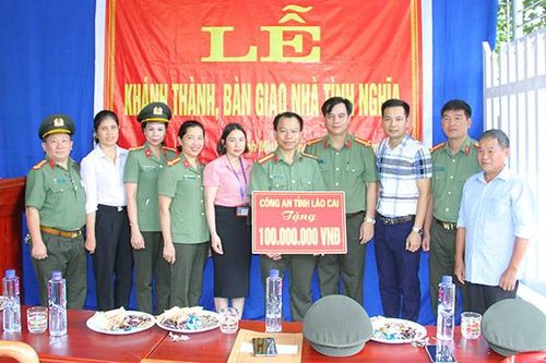 Công an tỉnh Lào Cai trao 2 nhà tình nghĩa cho cán bộ, chiến sĩ