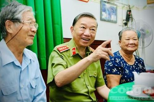Bộ trưởng Tô Lâm thăm các gia đình chính sách, thương binh, liệt sỹ tại TPHCM