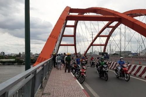 Người đàn ông bỏ xe máy, gieo mình xuống sông Sài Gòn khi khám bệnh
