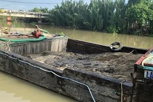 Cảnh sát đường thủy TPHCM bắt 2 vụ hút cát trái phép