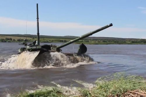 Xe tăng T-72B3 của Nga vượt sông sâu 5 mét như tàu ngầm