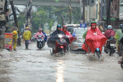Mưa lớn, úng ngập cục bộ tại một số tuyến phố của Hà Nội