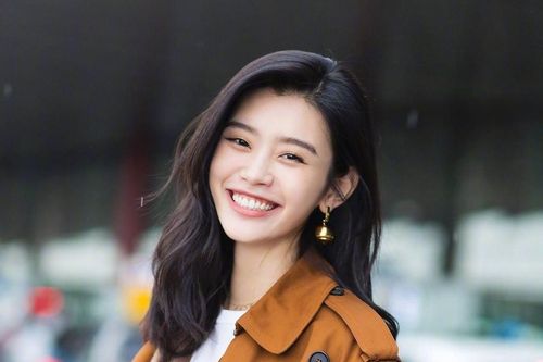 Chỉ với hai bài đăng, Ming Xi đã chứng tỏ EQ đủ cao để làm dâu nhà 'vua sòng bạc'