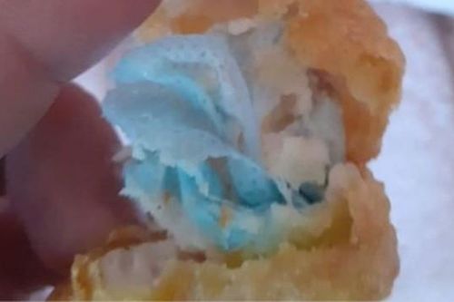 Bị nghẹn khi ăn gà chiên ở tiệm ăn nhanh, hóa ra trong gà có cả miếng khẩu trang cắt nhỏ