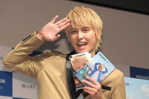 Tegoshi Yuya viết sách 'nói xấu' công ty và bạn gái cũ, BTS và TWICE bị bắt làm cameo