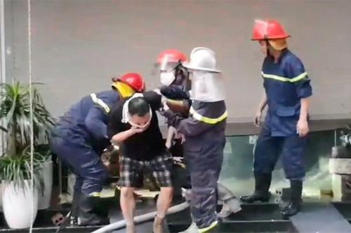 Cứu 5 người mắc kẹt trong đám cháy lúc sáng sớm