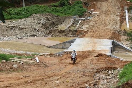Na Mèo trong cơn lũ dữ
