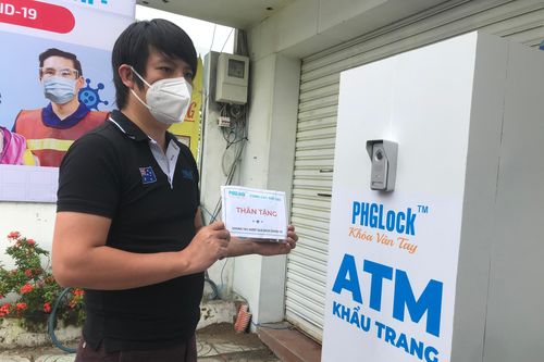 'Cha đẻ ATM gạo' tiếp tục chế tạo 'ATM khẩu trang' phát miễn phí cho người nghèo