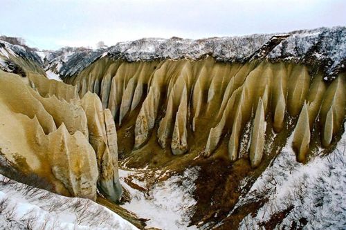 Thung lũng trắng nổi bật giữa rừng núi nước Nga