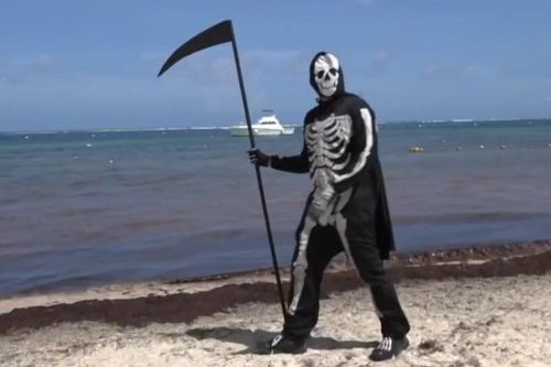 'Thần chết' xua đuổi du khách ở bãi biển Mexico giữa dịch Covid-19