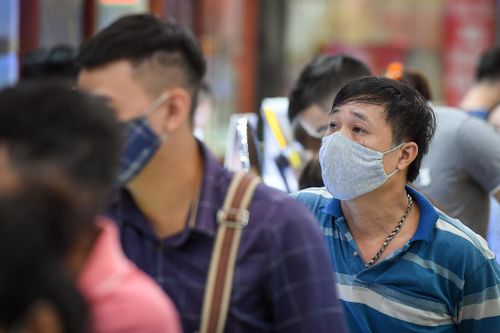 Chen chân bán vàng ngày giá cao kỷ lục, vượt 62 triệu đồng/lượng