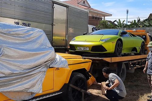 Tạm giữ 2 ôtô hạng sang nghi nhập lậu