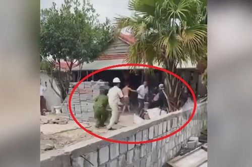 Nhóm người xây nhà trái phép tấn công cảnh sát