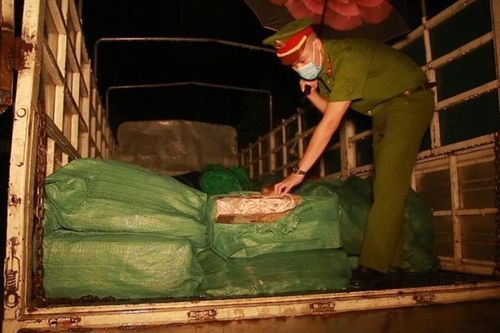 Thu giữ gần 3 tấn chân gà không rõ nguồn gốc