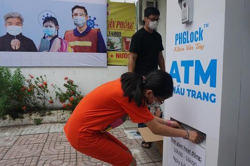 Cận cảnh 'ATM' khẩu trang phát miễn phí cho người nghèo tại TP Hồ Chí Minh