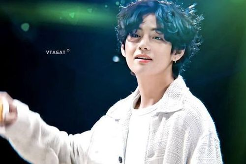 V BTS từ thành viên giấu mặt đến nghệ sĩ solo châu Á số 1