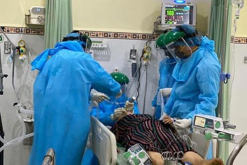 5 người khỏi COVID-19 tình nguyện hiến huyết tương cho bệnh nhân