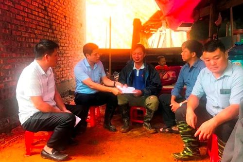 Hỗ trợ 55 triệu đồng gia đình nạn nhân tử vong do sạt lở đất