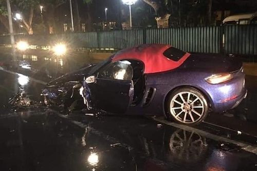 Porsche 718 Boxster tiền tỷ đâm Mazda3 'nát đầu' ở Hà Nội