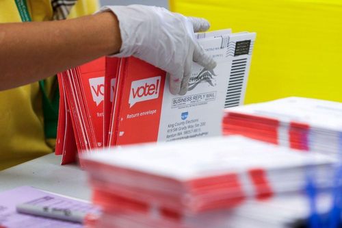 Bầu cử Mỹ 2020: Treo thưởng 10 triệu USD bắt đối tượng can thiệp bầu cử, tranh cãi bỏ phiếu qua bưu điện