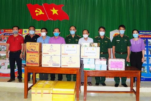 Động viên các chốt chặn phòng, chống Covid-19 trên biên giới huyện Nam Giang