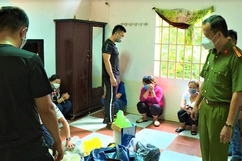 Đắk Lắk: Phá sòng bạc, bắt 19 nam, nữ đang say sưa 'xóc đĩa'