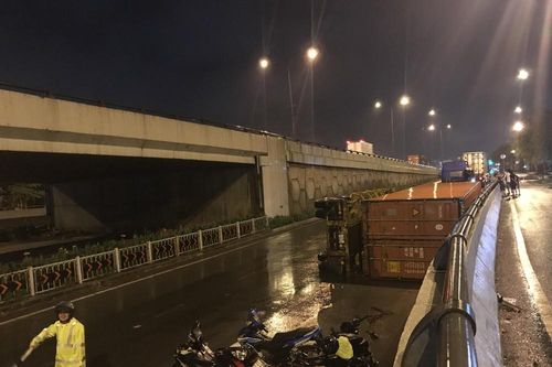 Xe container lật nhào khi ôm cua, người đi đường hoảng loạn