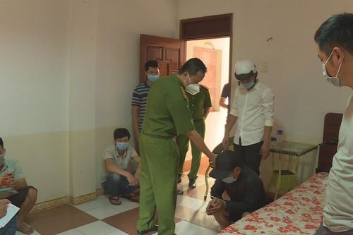Bắt nhóm đánh bạc tại nhà nghỉ giữa lúc cách ly xã hội
