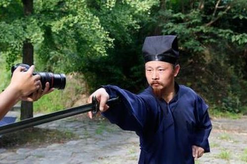 'Thánh sống Võ Đang' tung chưởng làm đứt đôi tờ giấy