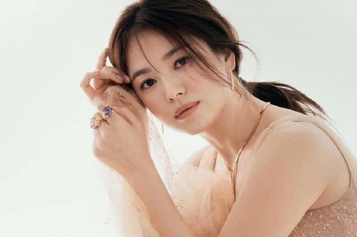 Song Hye Kyo khoe nhan sắc quyễn rũ ở tuổi 39