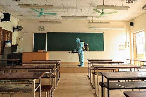 Hà Nội khử khuẩn trường học, chuẩn bị cho kỳ thi tốt nghiệp THPT