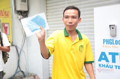 Chủ nhân ATM gạo đầu tiên ở Sài Gòn lại làm 'ATM nhả khẩu trang'