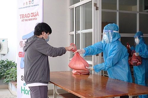 Sinh viên Đà Nẵng 'nhường' nhau suất quà hỗ trợ chống dịch Covid-19