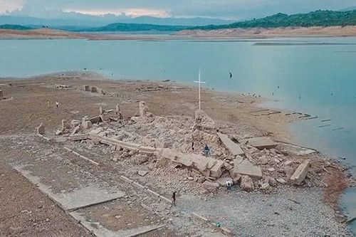 Thị trấn chìm dưới nước nổi lên sau 50 năm, dân cho rằng điềm lành đang đến