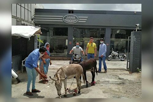 Mua xe bị lỗi liên tục, người đàn ông mang lừa đi khiếu nại đại lý