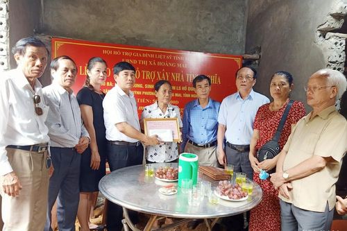 Trao 50 triệu đồng hỗ trợ xây nhà tình nghĩa cho thân nhân liệt sỹ ở TX. Hoàng Mai
