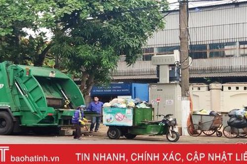 Người dân 'chịu không nổi' với điểm trung chuyển rác trên đường trung tâm ở TP Hà Tĩnh