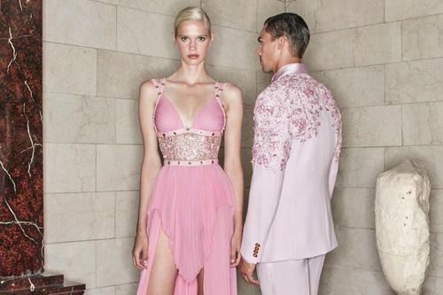Versace mang màu sắc hội họa trừu tượng đương đại vào bộ sưu tập mới