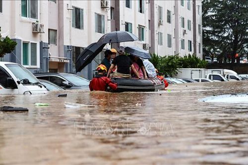 Mưa lớn kéo dài gây ngập lụt nghiêm trọng tại Hàn Quốc