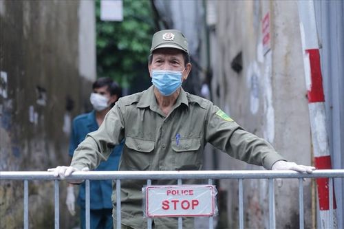 Một người sống cùng khu với bệnh nhân COVID-19 số 714, đã bỏ trốn