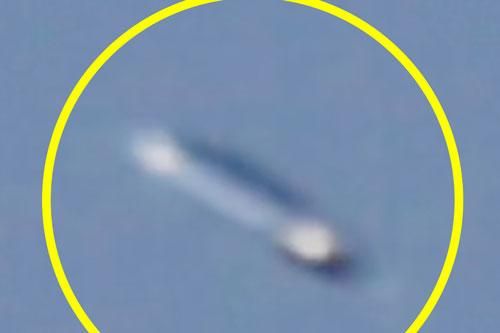 Nhiếp ảnh gia vô tình cờ phát hiện UFO hình điếu thuốc trên bầu trời Mỹ