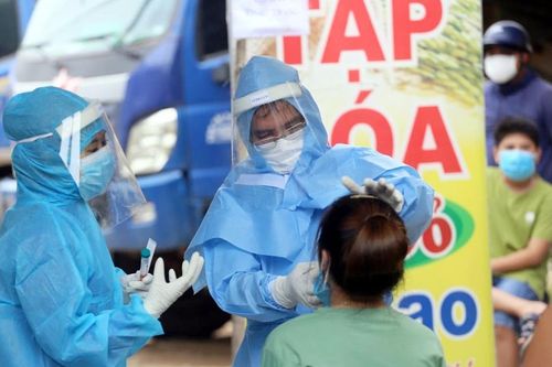 Những chiến binh giấu mặt trong cuộc truy lùng COVID-19: 'Có nhiều bạn làm việc xuyên đêm, sáng đã đến sớm'