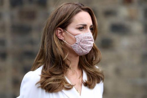 Kate Middleton mặc váy ngàn đô nhưng vẫn tuân thủ quy định đeo khẩu trang