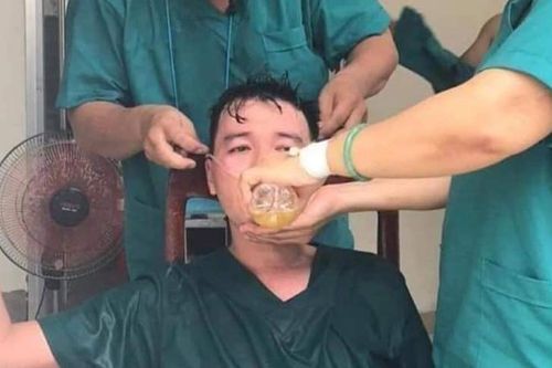 Xúc động hình ảnh nhân viên cấp cứu tại Đà Nẵng kiệt sức trong đại dịch chống COVID-19: Vẫn tình nguyện xin được tiếp tục đi làm nhiệm vụ