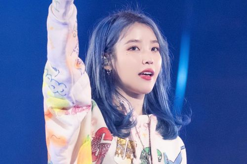 IU lại ghi điểm với hành động cực ý nghĩa