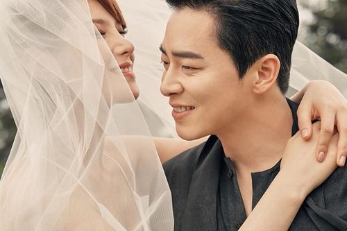 Gummy hạ sinh con gái đầu lòng, Jo Jung Suk đã lên chức bố