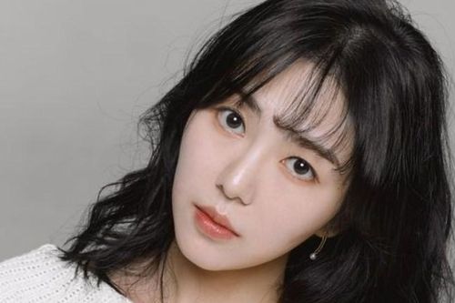 Trước khi tự tử, Mina (AOA) trấn an người hâm mộ với động thái này