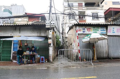 Một người ở cùng tòa nhà với nam nhân viên điều hành xe buýt nhiễm COVID-19 trốn khỏi nơi cách ly