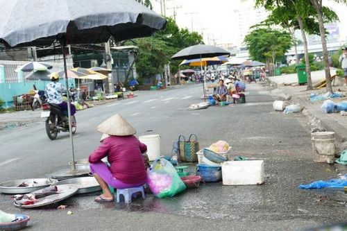 TPHCM (Bình Tân): Hàng rong bủa vây đường sá, chính quyền ở đâu?